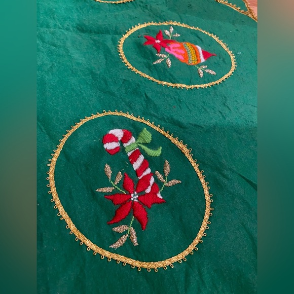 Vtg Christmas Tablecloth/Tree Skirt 41" Green Crewel Angel Gold Trim Handmade - Picture 4 of 9